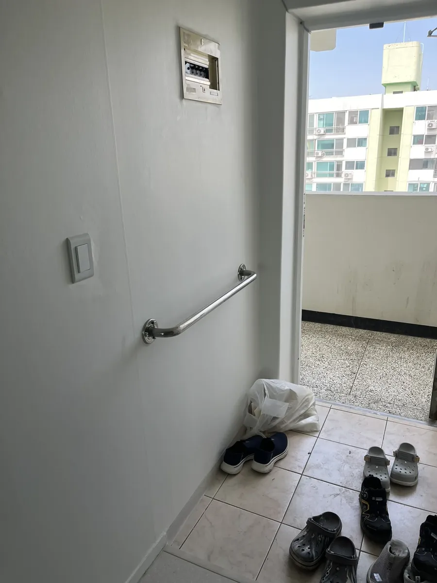 일자형 벽면 안전손잡이