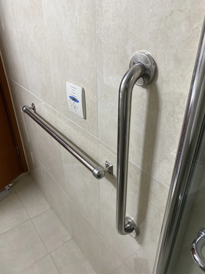 오래된 기숙사 건물 벽체 확인 후 시공