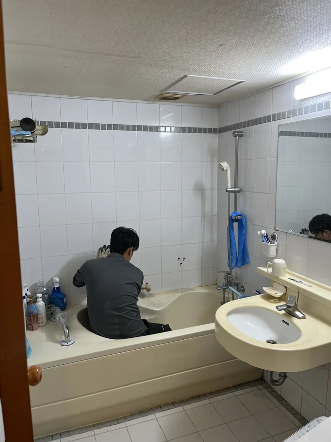 욕조 진입부 안전바 시공 모습